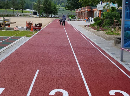 不同类型塑胶跑道的施工工艺及特点